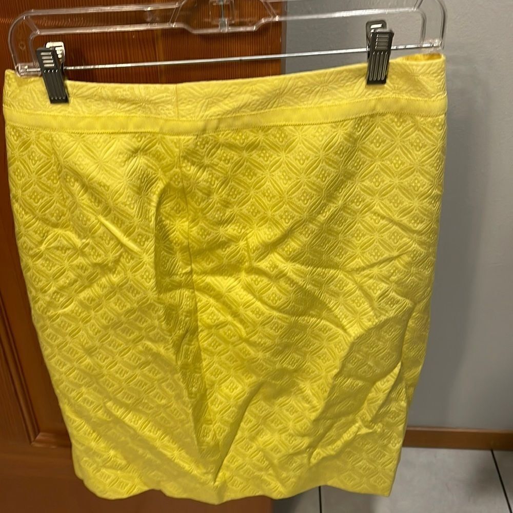 woman’s yellow pencil skirt - Picture 2 of 9